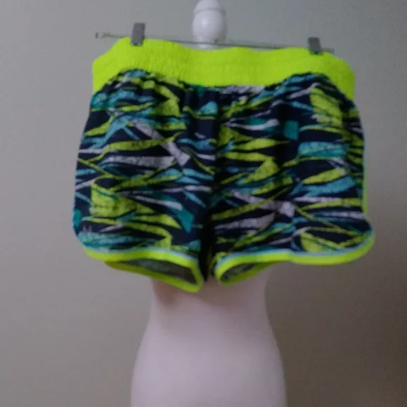 Under Armour Women’s Semi-fit Athletic Heat Gear Running Shorts - Picture 2 of 5